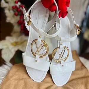 LOUIS VUITTON white Patent Carioca Flat Sandals 38